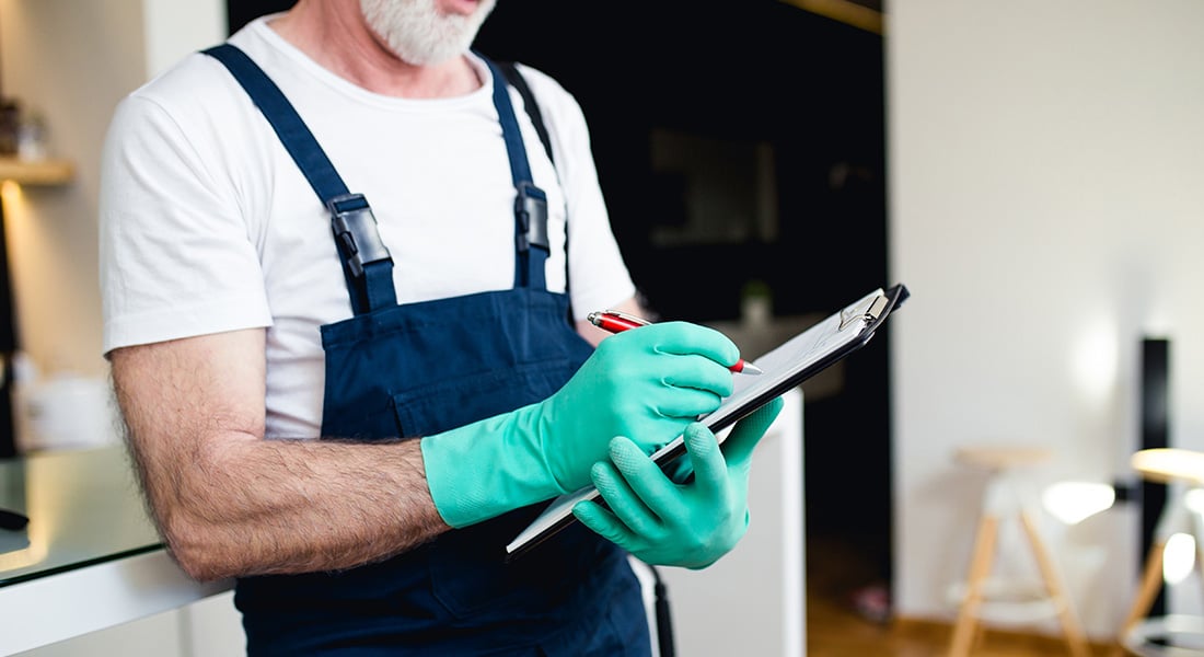 exterminator-preparing-invoice